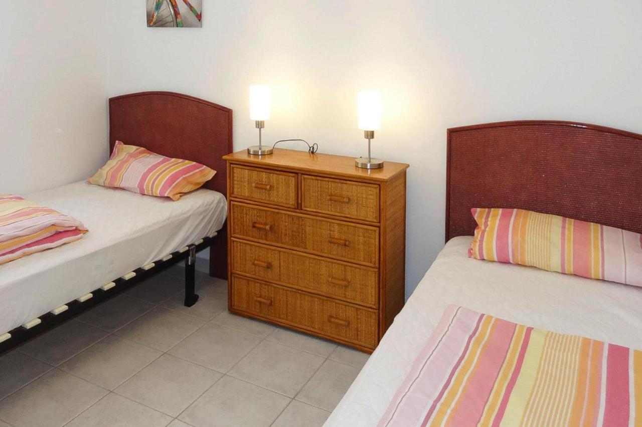 Holiday Home, Nhà nghỉ *
